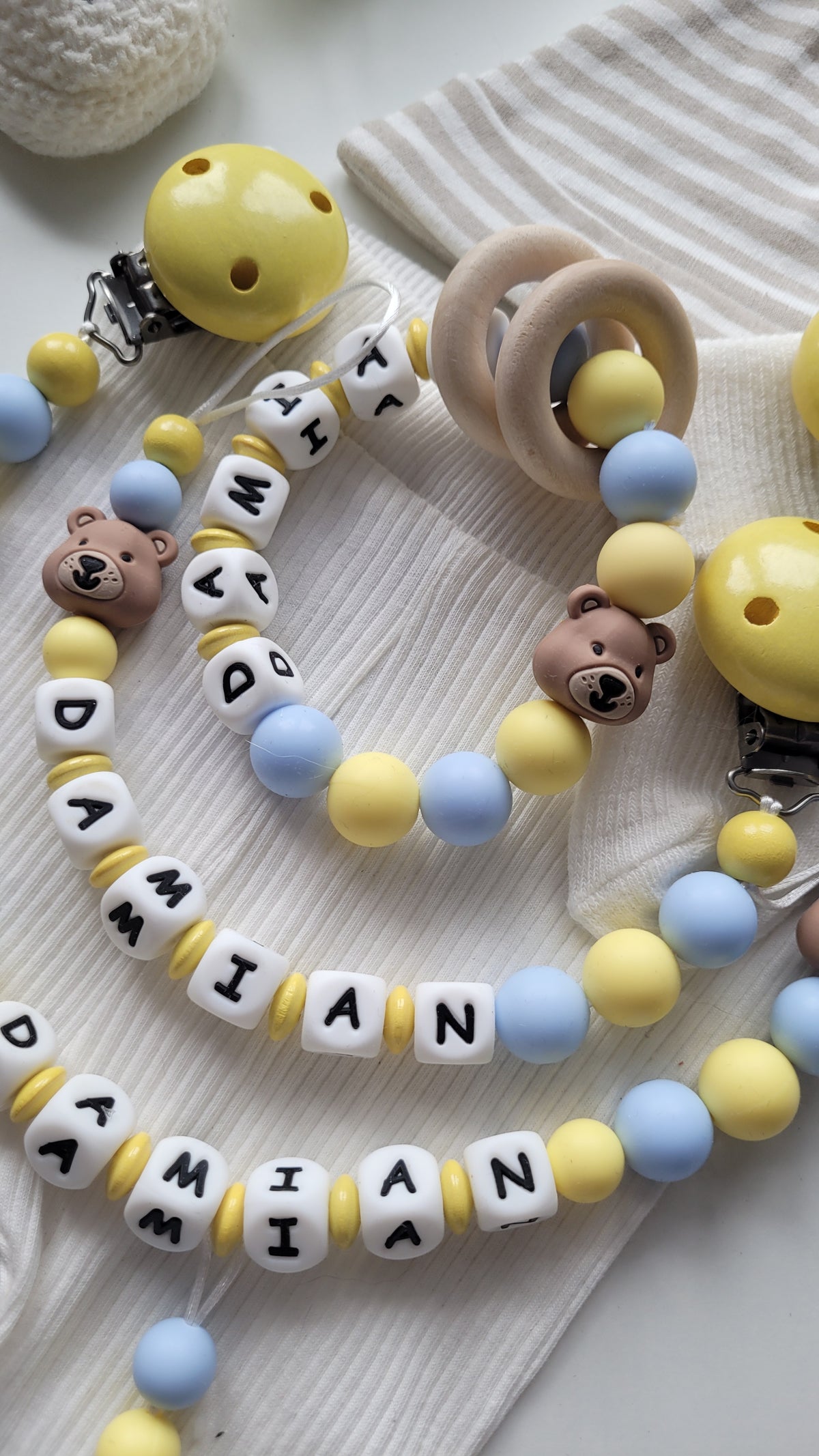 3er Set Schnullerkette Kinderwagenkette & Greifring mit Namen Bärchen gelb blau
