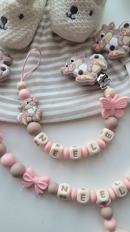 Kinderwagenkette & Schnullerkette mit Namen Hase Schmetterling apricot taupe