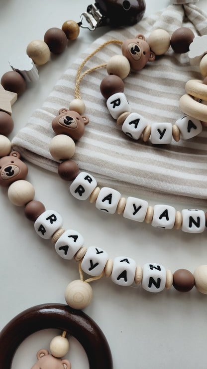 Schnullerkette Kinderwagenkette & Beissring mit Namen Teddybär Sterne & Wolken beige braun