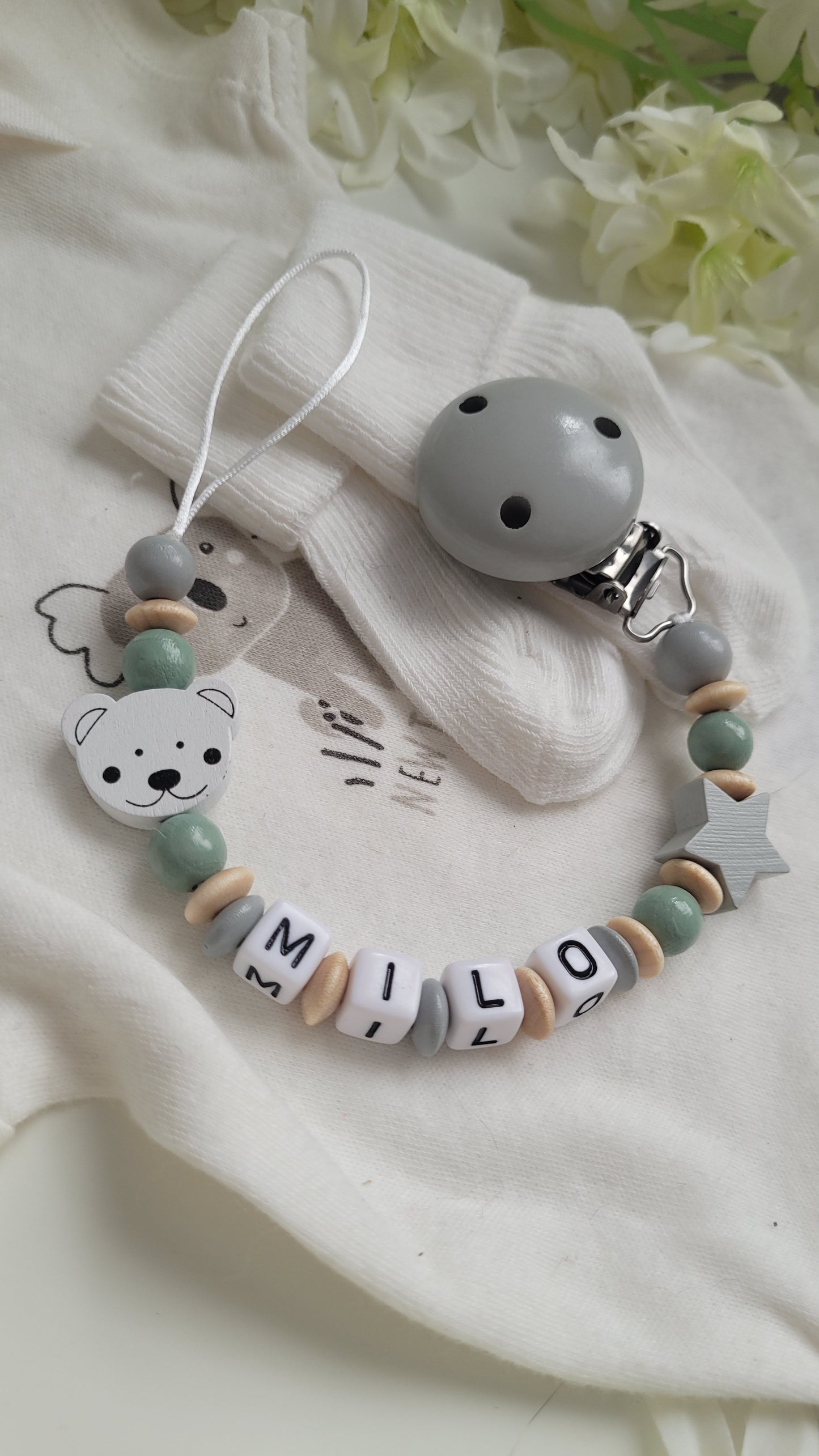 Schnullerkette mit  Namen für Jungen Teddybär grün holz grau