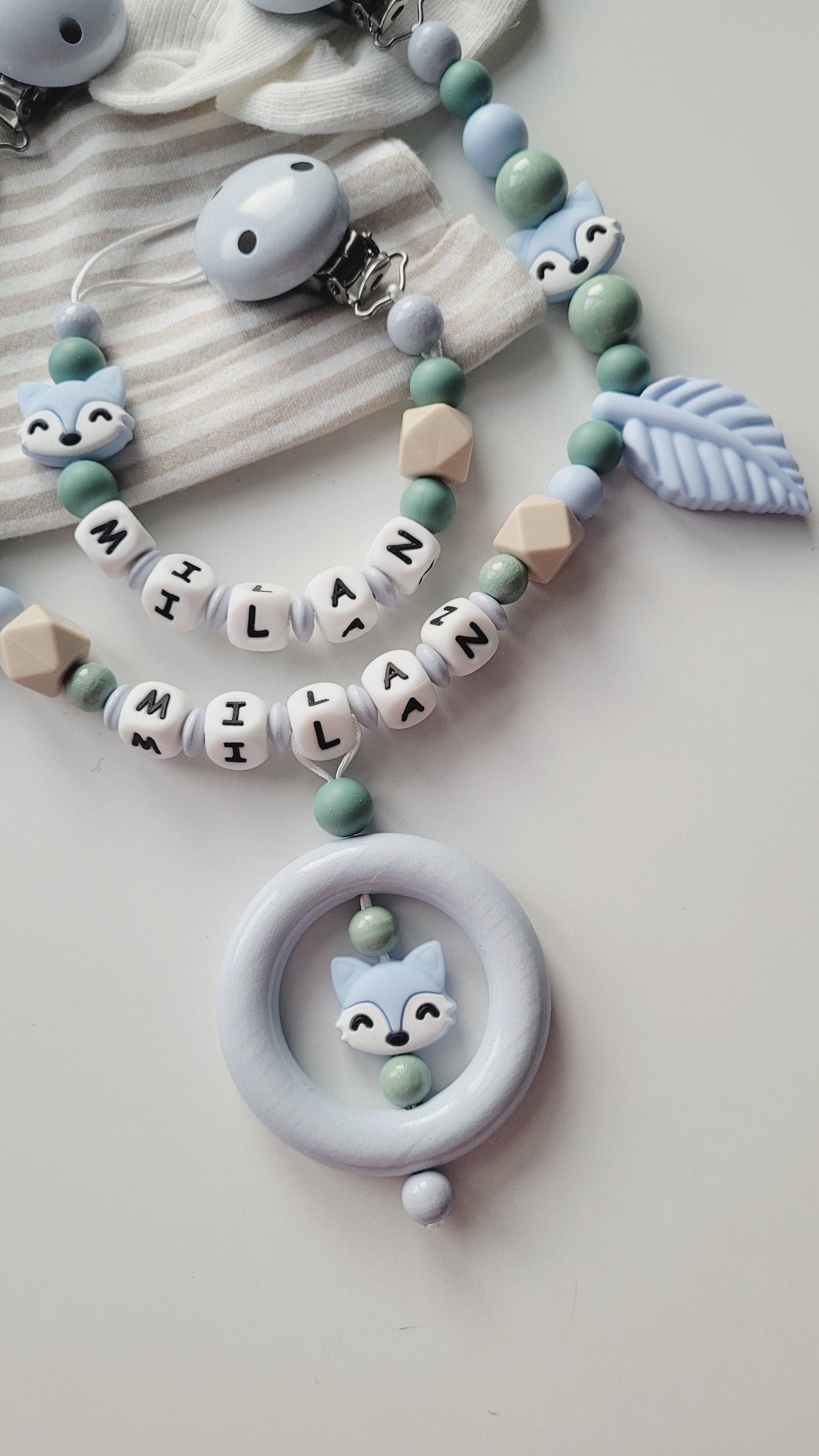 Kinderwagenkette & Schnullerkette mit Namen Fuchs & Blätter blaugrau salbei