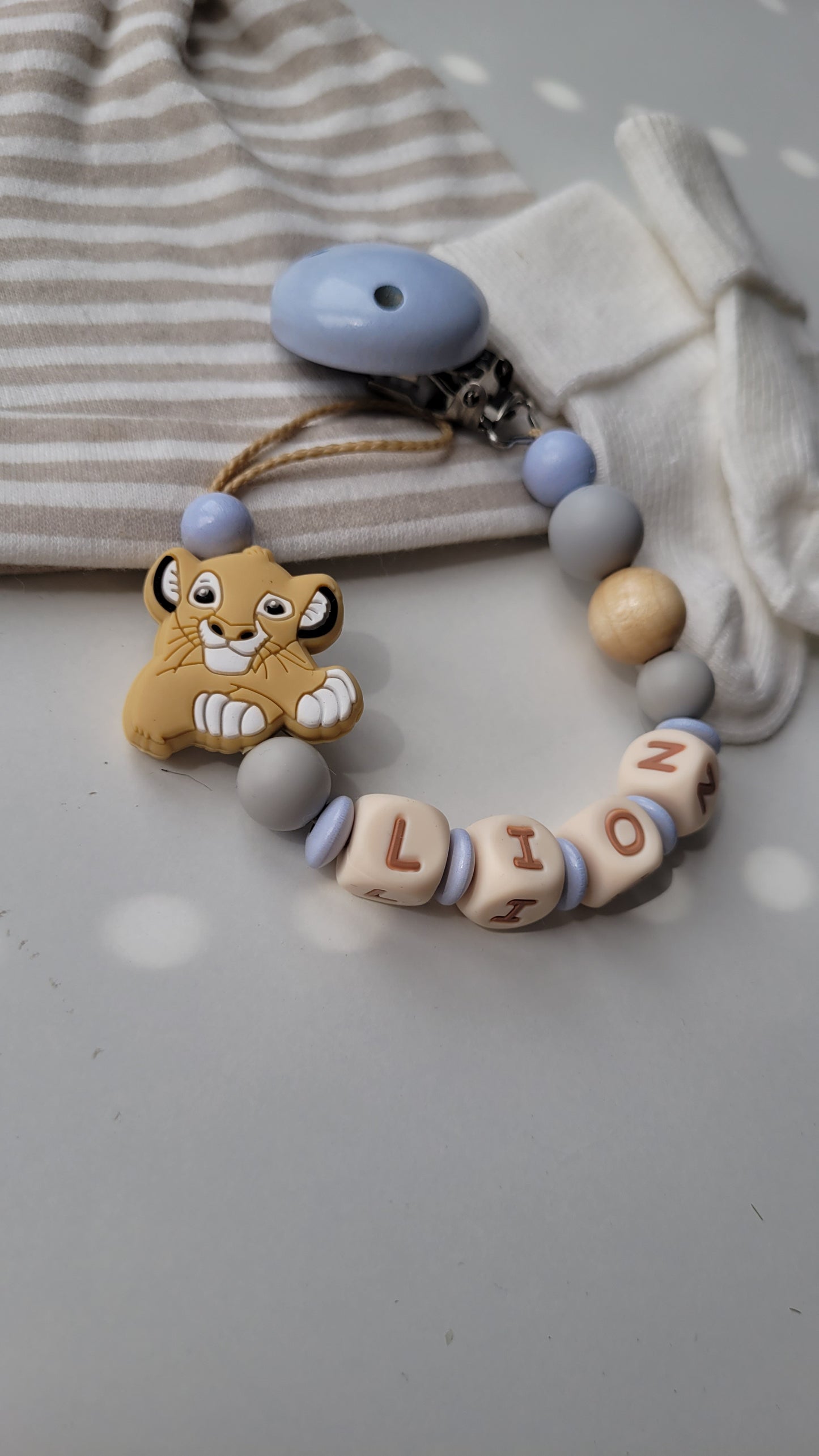 Kinderwagenkette & Schnullerkette mit Namen Löwen & Sterne blau beige