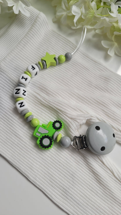 4tlg.Set Schnullerkette Kinderwagenkette, Spieleanhänger & Greifring mit Namen Traktor grün grau