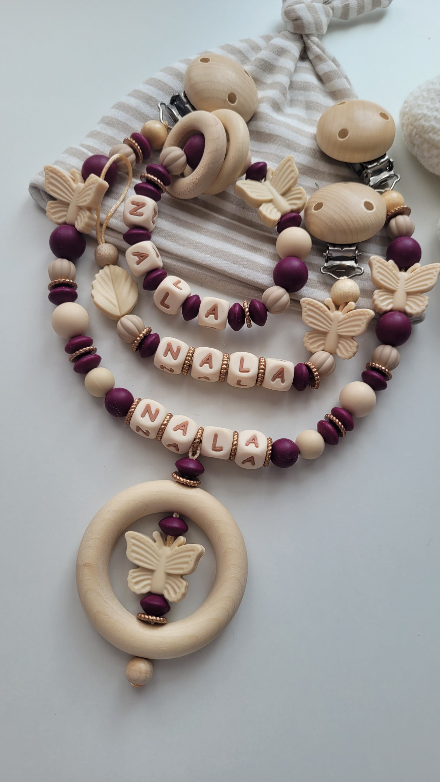 Schnullerkette Kinderwagenkette & Beissring mit Namen Schmetterlinge beige bordaux gold