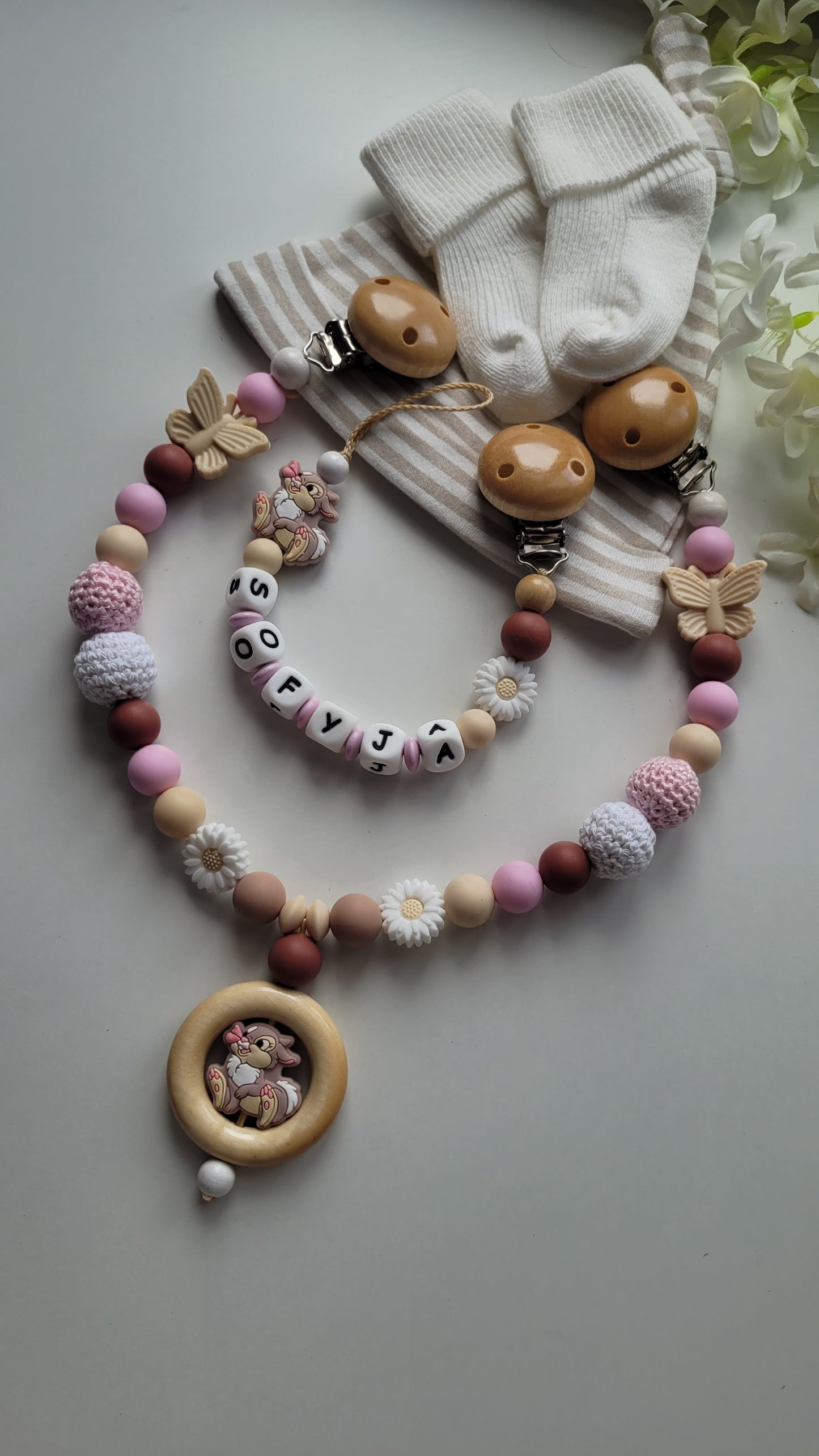 Kinderwagenkette & Schnullerkette mit Namen Schmetterling & Hase  beige braun rosa