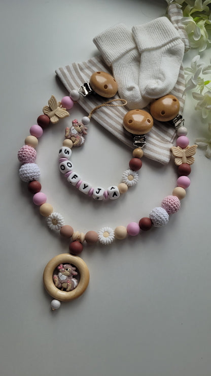 Kinderwagenkette & Schnullerkette mit Namen Schmetterling & Hase  beige braun rosa