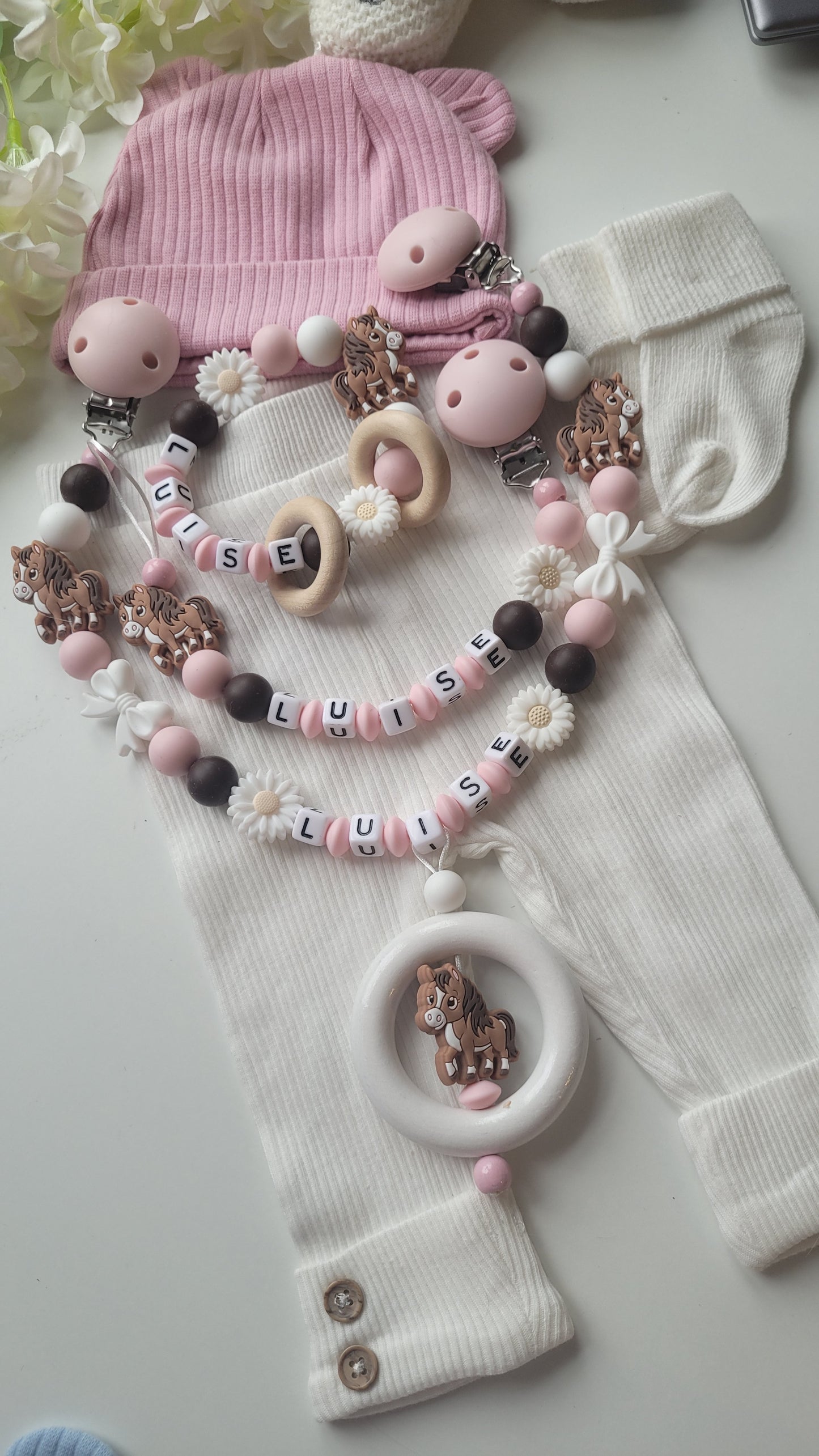 3er Set Kinderwagenkette, Schnullerkette & Greifring mit Namen – Pferd Silikon braun rosa