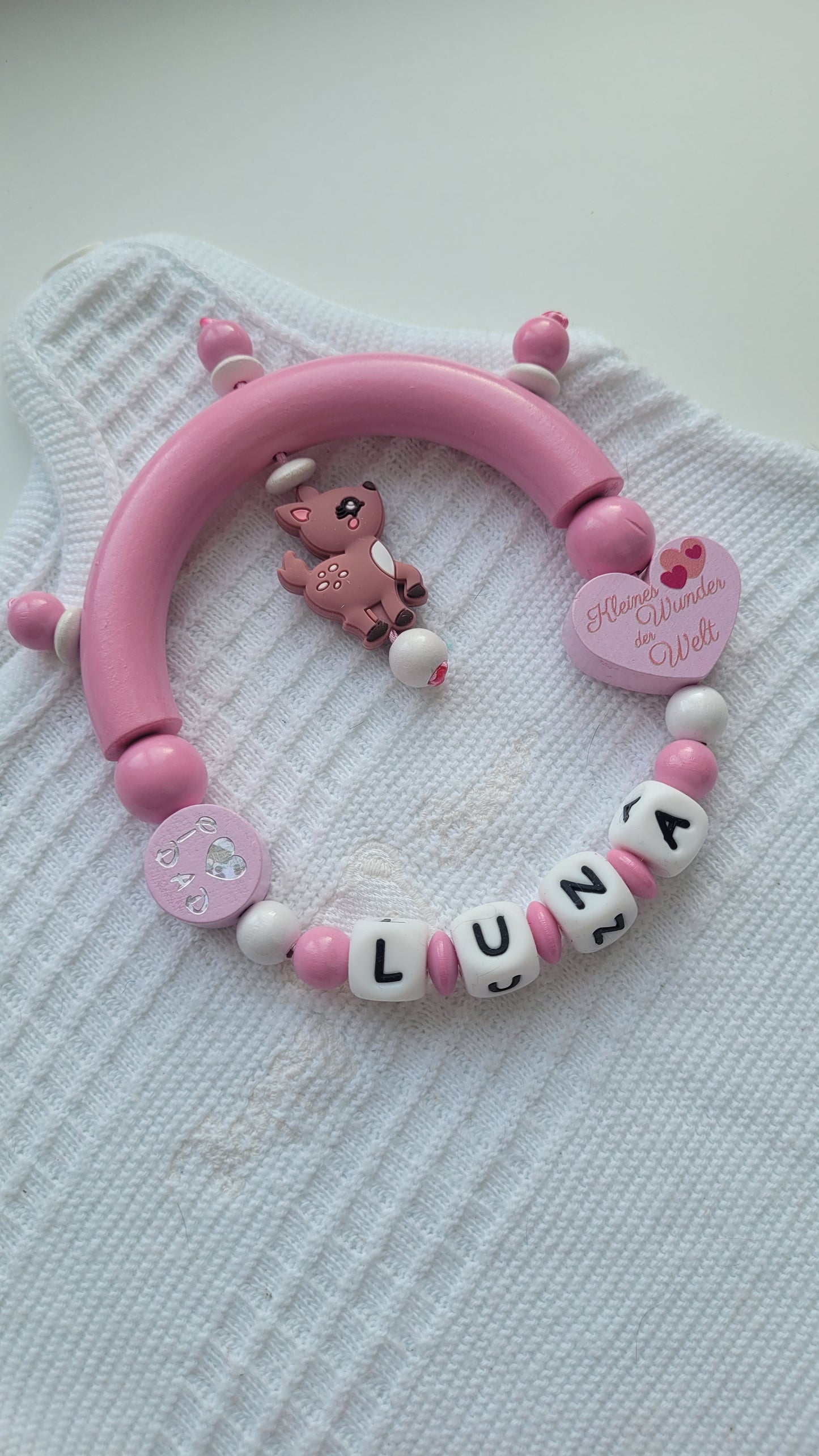 Motorik Greifring mit Namen Reh & kleines Wunder der Welt babyrosa