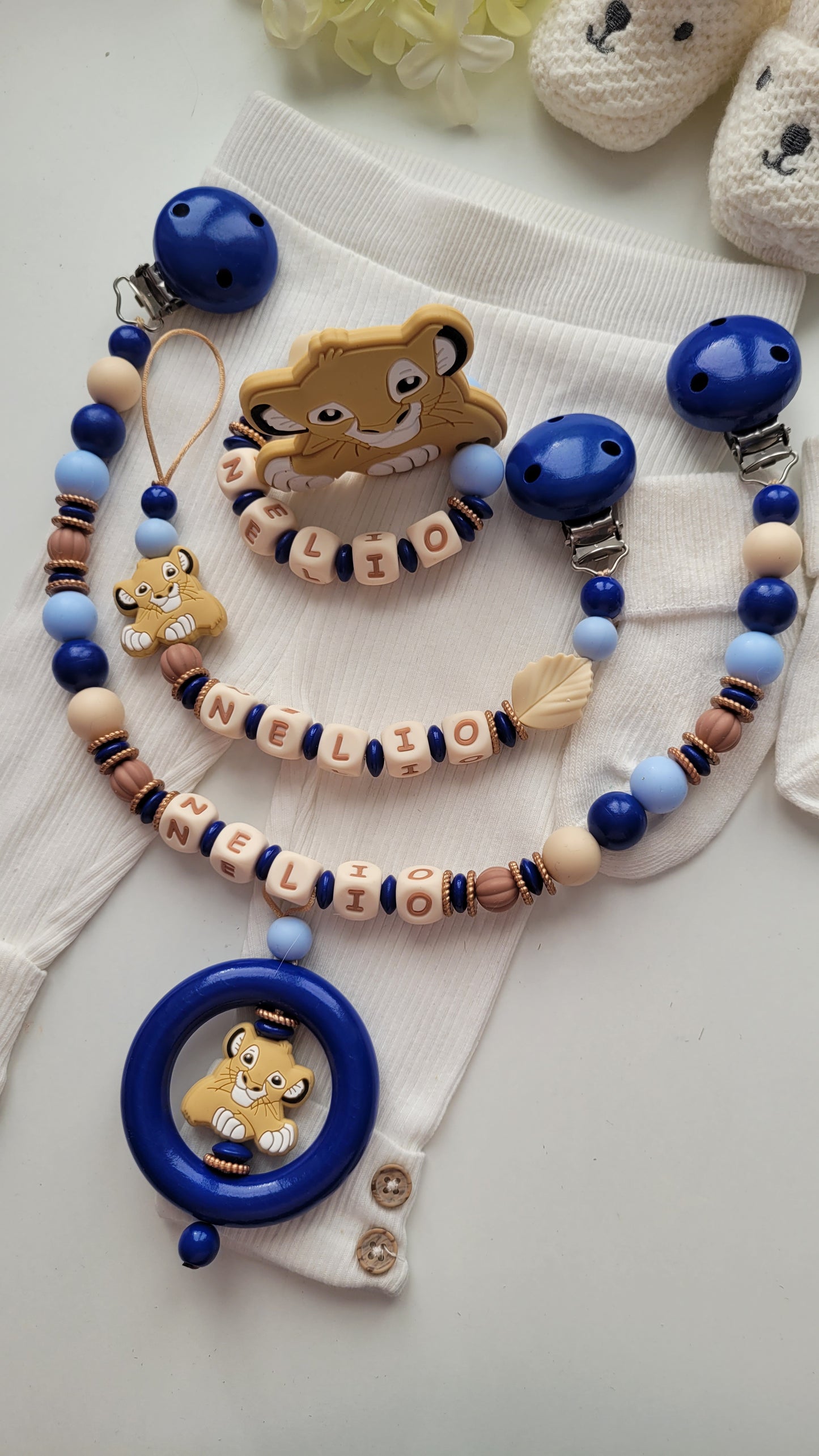 3tlg. Set Schnullerkette, Kinderwagenkette & Beißring mit Namen – Löwe blau gold