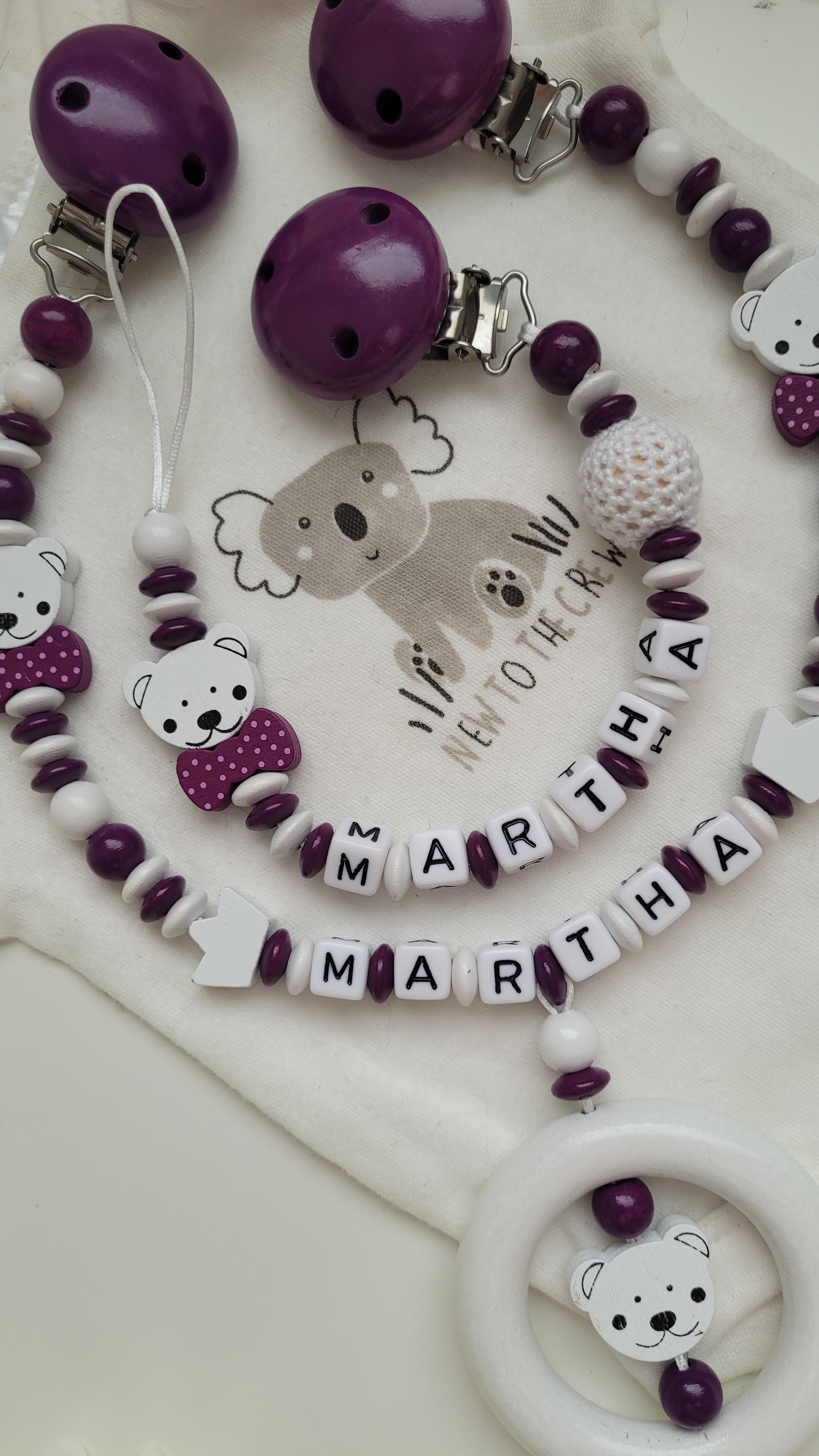 Kinderwagenkette & Schnullerkette Teddybär pflaume weiss