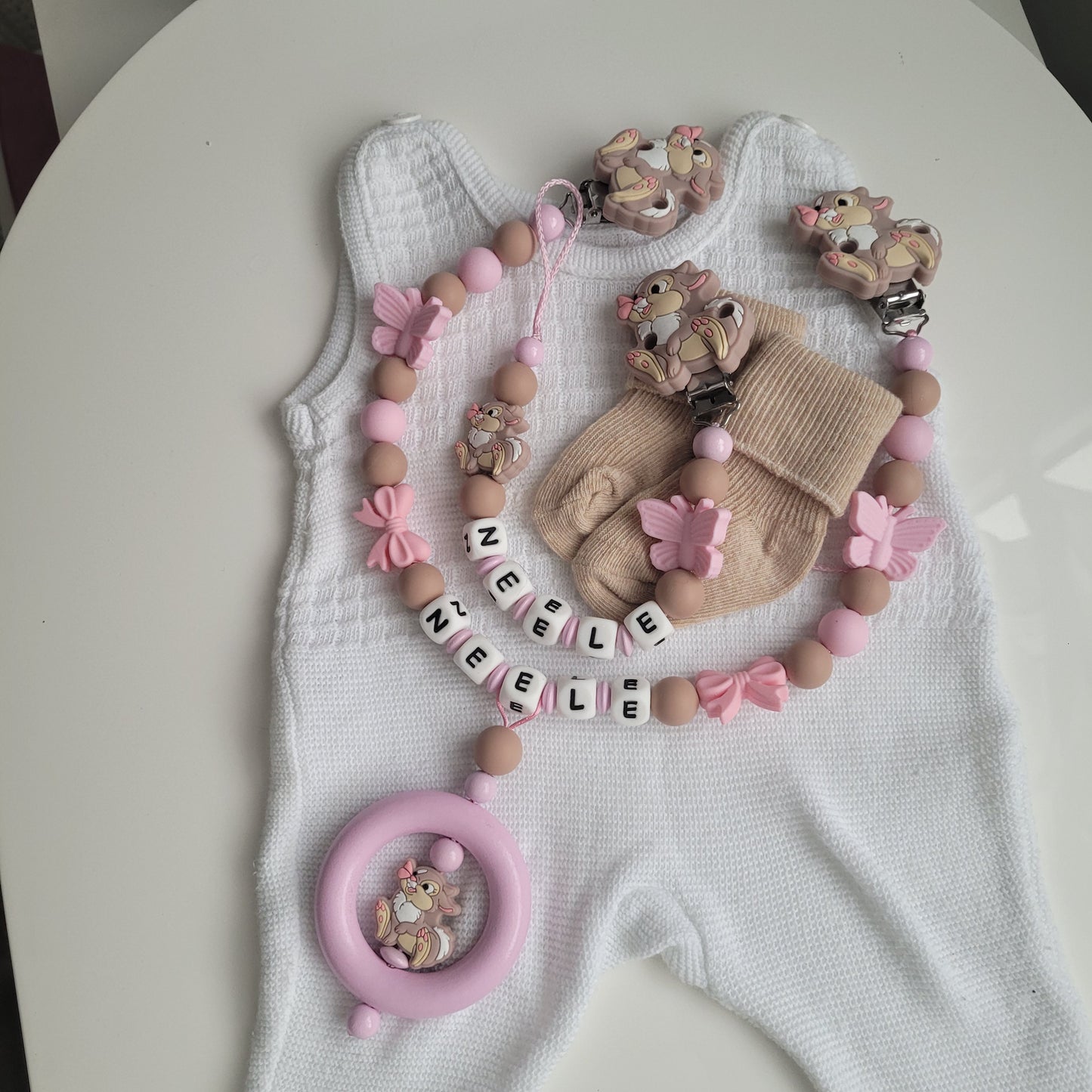 Kinderwagenkette & Schnullerkette mit Namen Hase Schmetterling rosa taupe