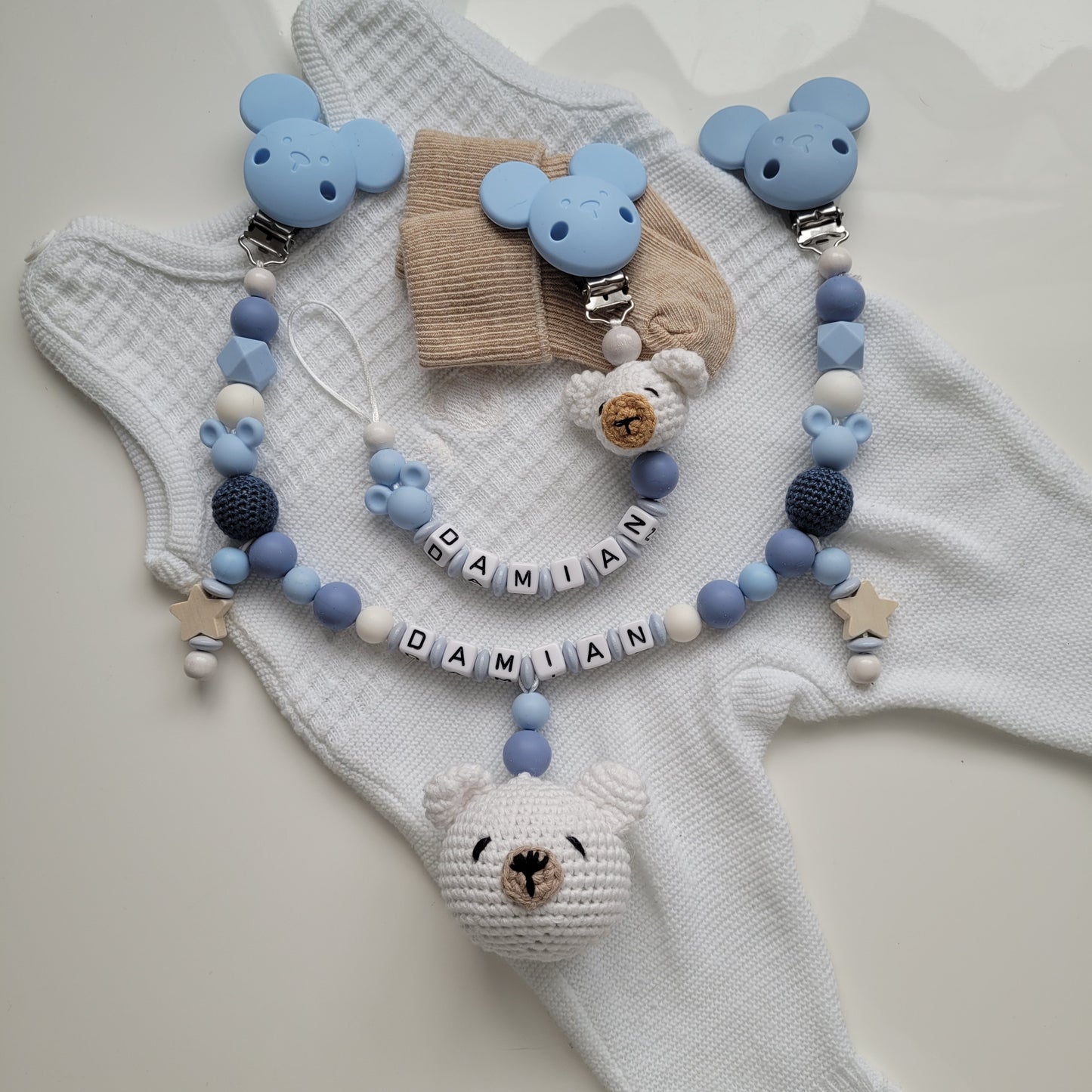 Kinderwagenkette & Schnullerkette mit Namen Teddy und Maus weiss blau