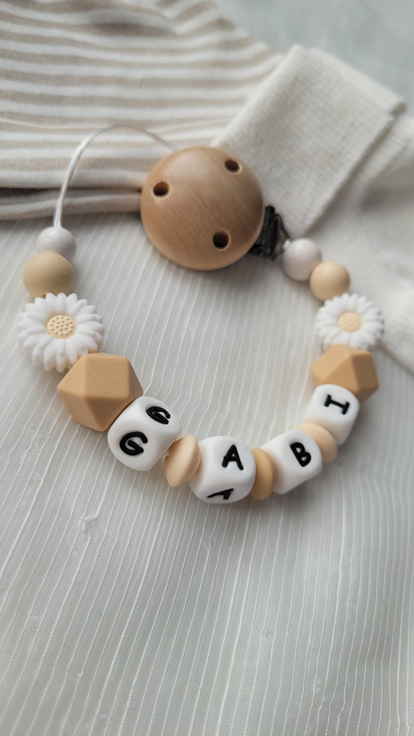 Schnullerkette mit Namen für Mädchen Blumen weiss beige