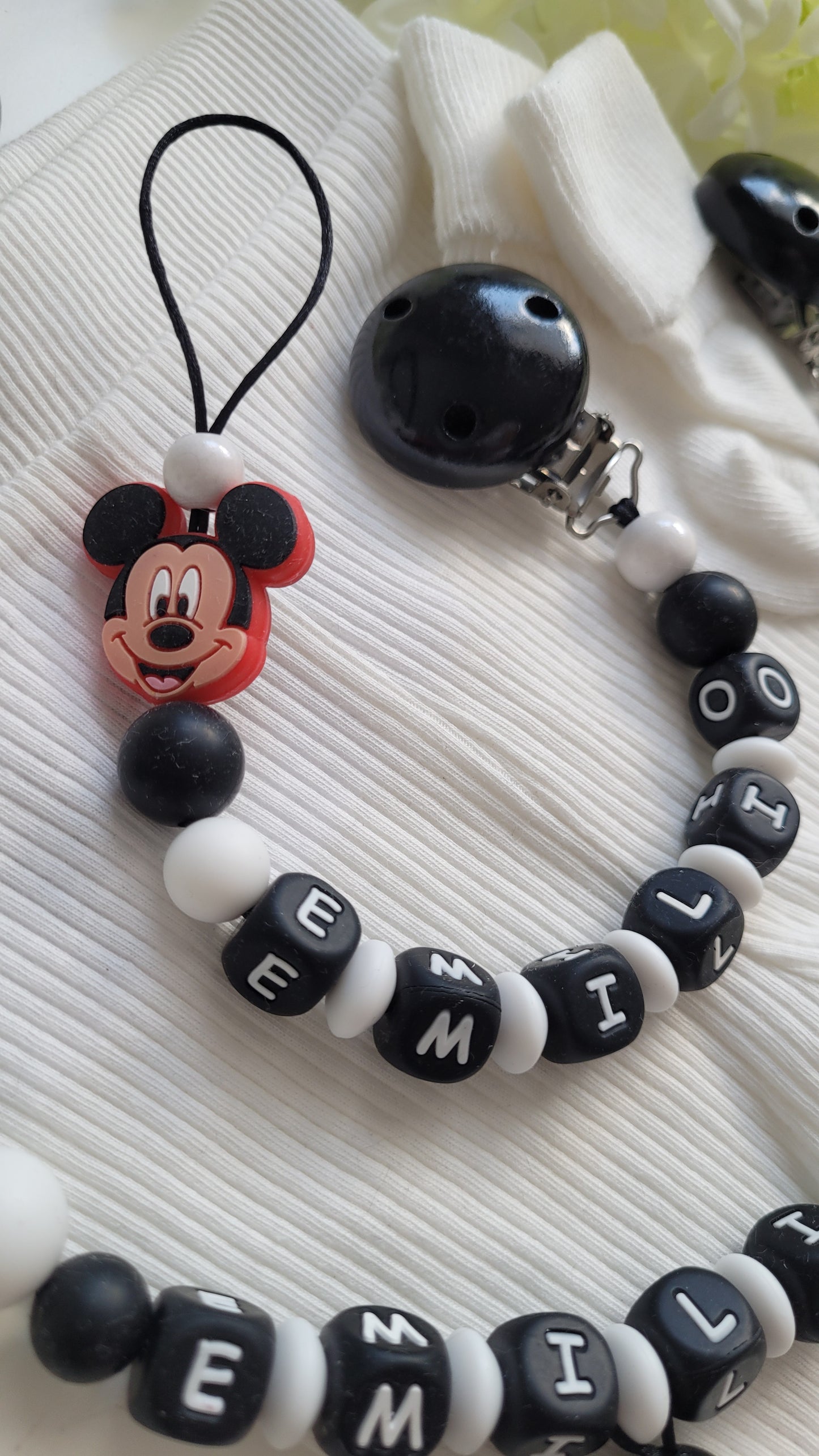 Schnullerkette mit Namen für Jungen Maus schwarz weiß