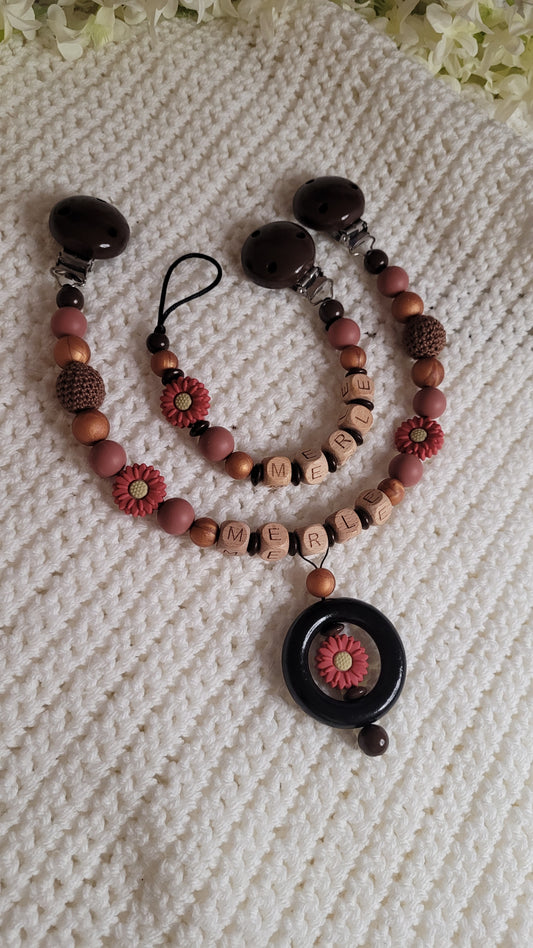 Kinderwagenkette & Schnullerkette mit Namen Blümchen kupfer Braun
