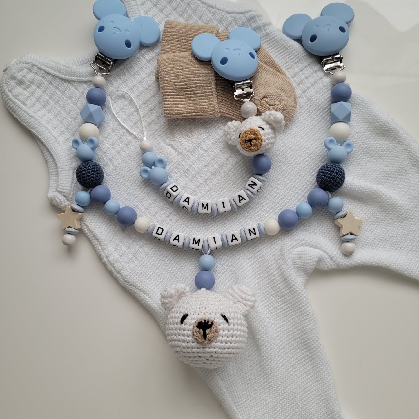 Kinderwagenkette & Schnullerkette mit Namen Teddy und Maus weiss blau