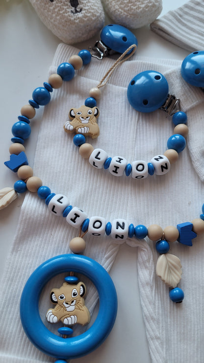 Kinderwagenkette & Schnullerkette mit Namen Löwen & Blätter