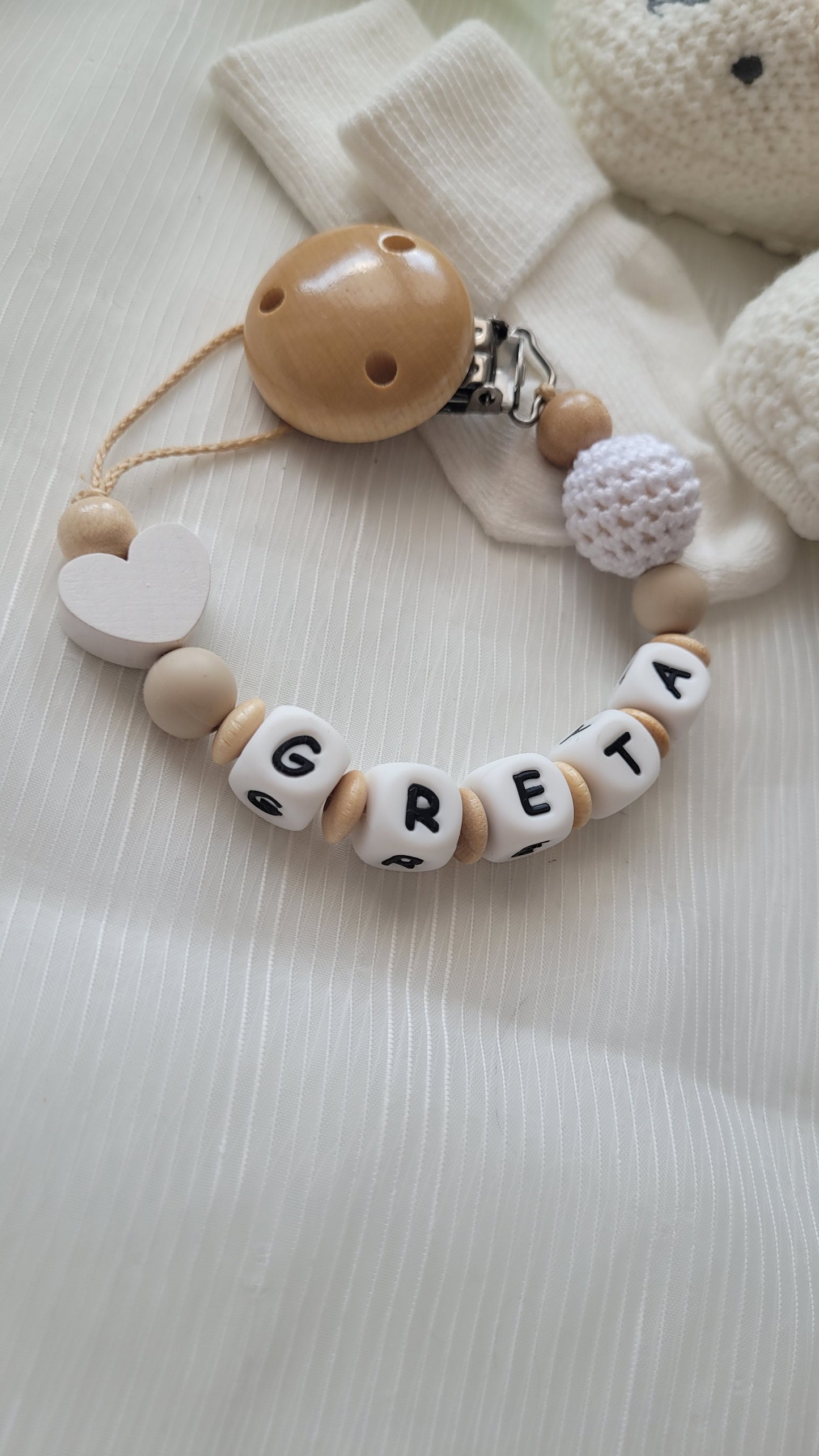 Schnullerkette mit Namen für Mädchen und Jungen Herz & Häkelperle weiss holz