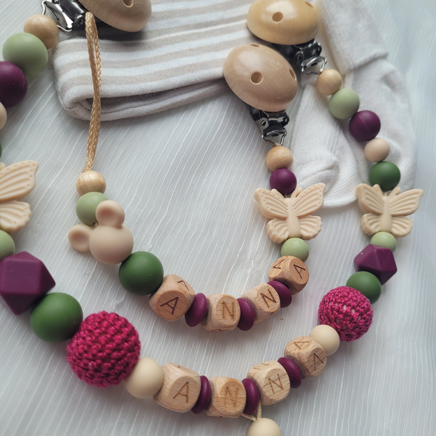 Kinderwagenkette & Schnullerkette mit Namen Maus & Schmetterling  brombeer beige grün
