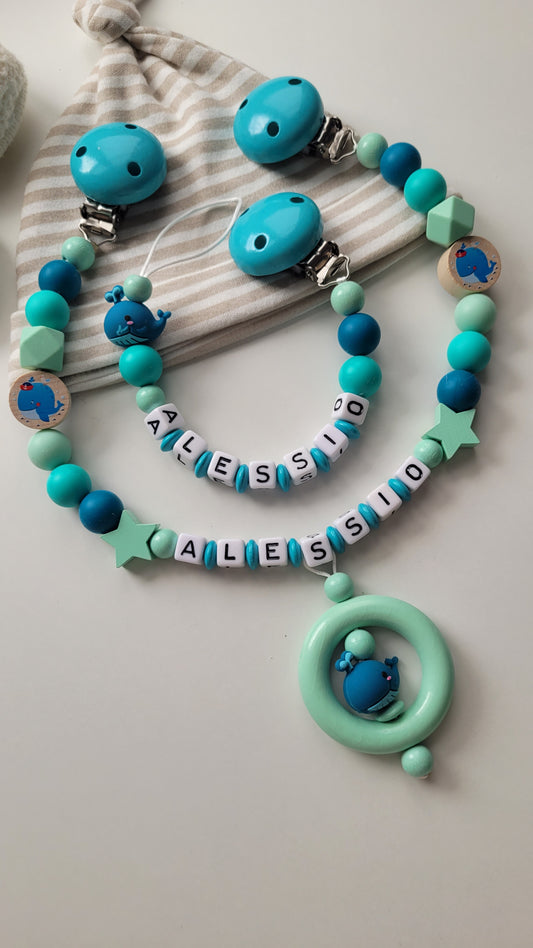 Kinderwagenkette & Schnullerkette mit Namen für Jungen Wal Fische türkis mint