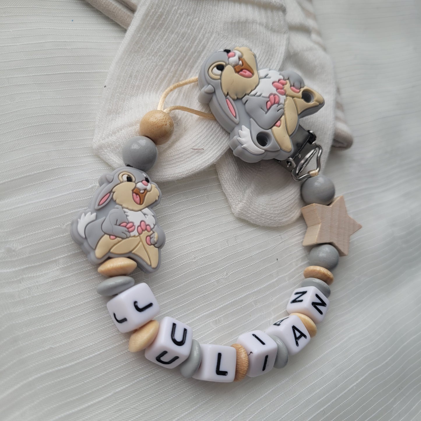 Kinderwagenkette & Schnullerkette mit Namen Hase grau holz