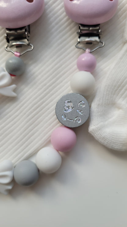 Kinderwagenkette & Schnullerkette mit Namen Eisbärchen grau rosa weiss