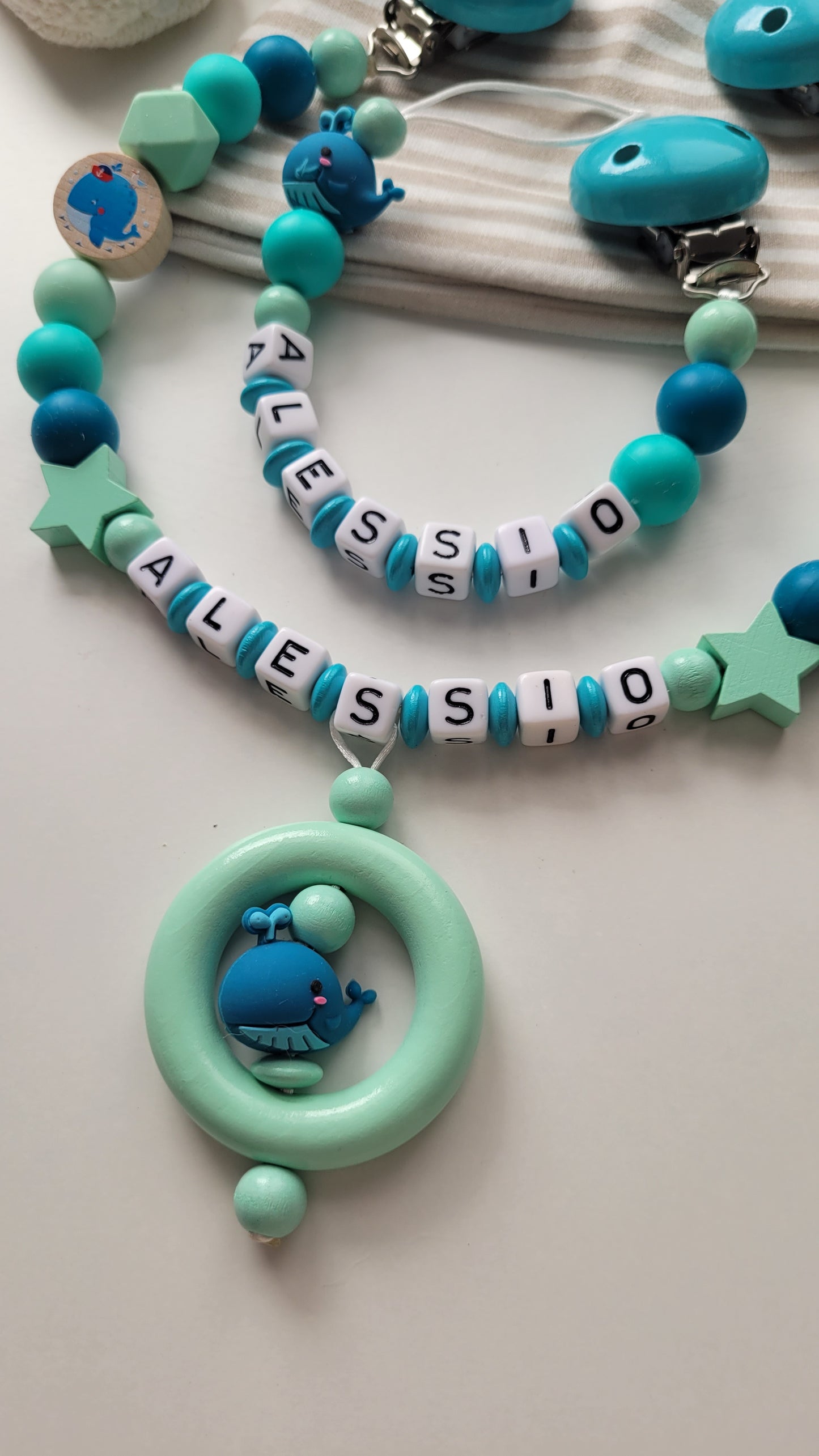 Kinderwagenkette & Schnullerkette mit Namen für Jungen Wal Fische türkis mint