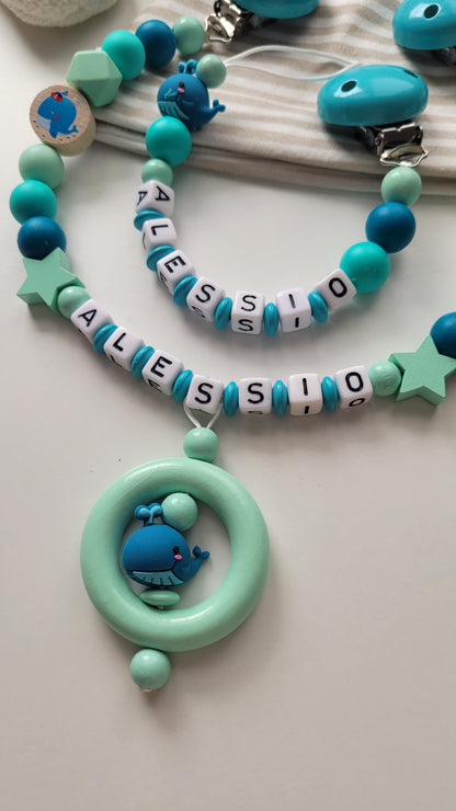 Kinderwagenkette & Schnullerkette mit Namen für Jungen Wal Fische türkis mint