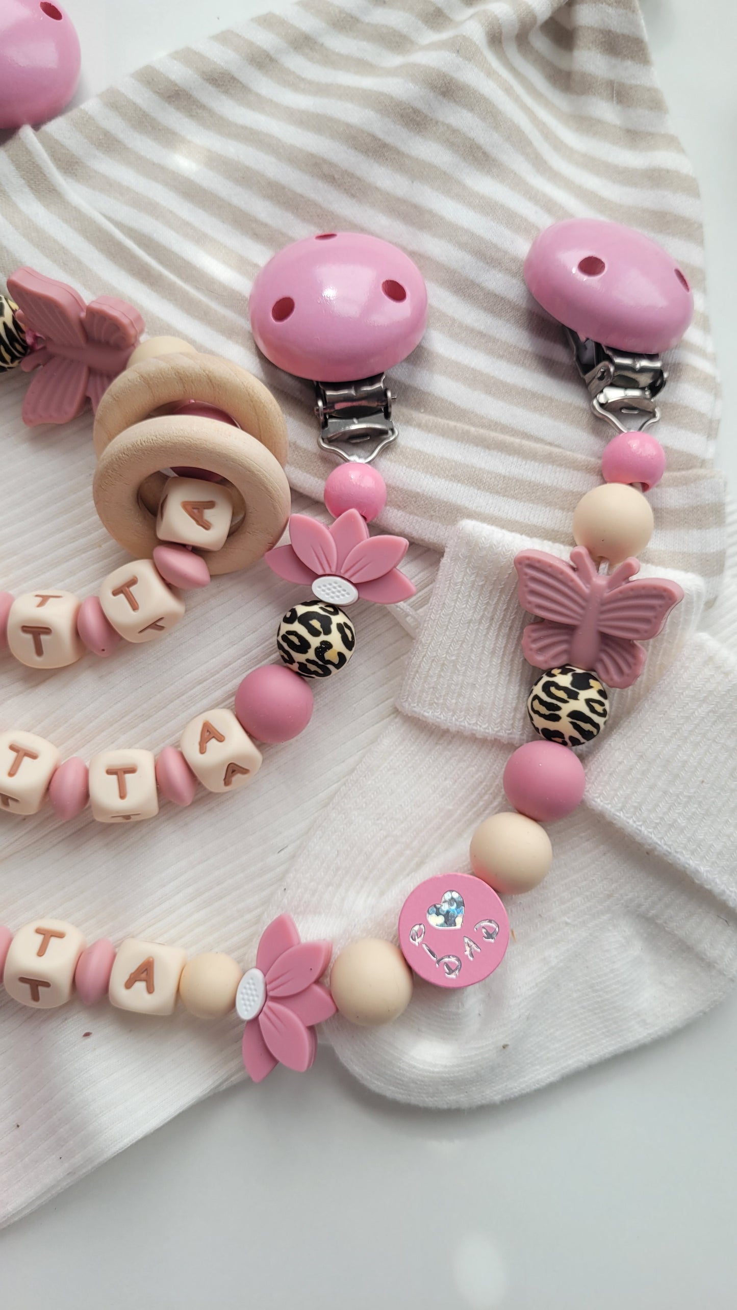 3er Set Schnullerkette Kinderwagenkette & Beissring mit Namen  Blumen &Schmetterlinge beige altrosa