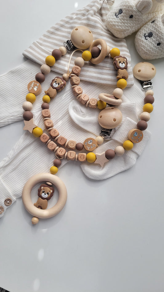 3er Set Schnullerkette Kinderwagenkette & Greifring mit Namen Löwe & i love Mom und Dad  senfgelb braun