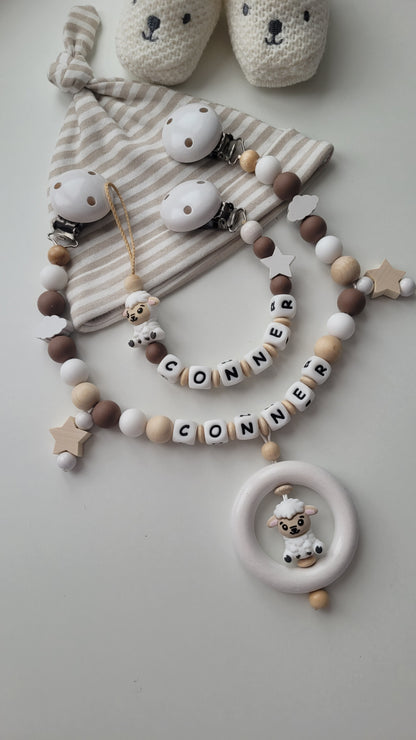 Kinderwagenkette & Schnullerkette mit Namen für Jungen Schäfchen Wolke Sterne braun weiß beige