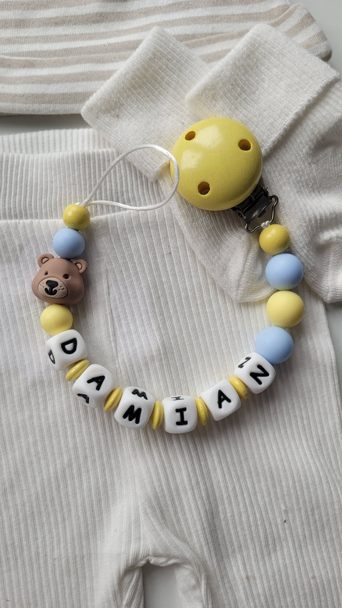 Schnullerkette mit Namen für Jungen Bärchen hellgelb hellblau