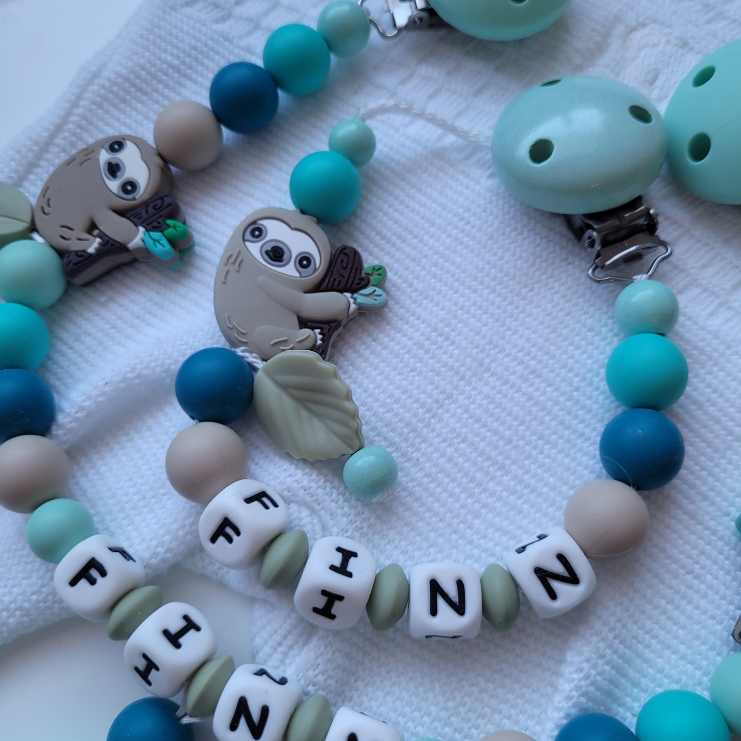 Kinderwagenkette & Schnullerkette mit Namen Faultier mint türkis
