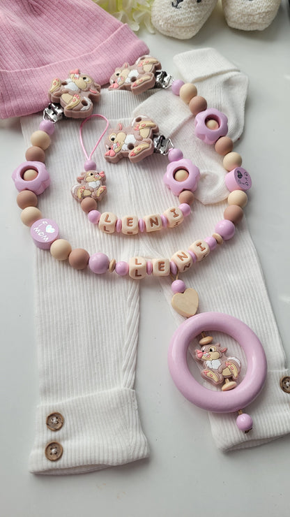 2tlg. Set Kinderwagenkette & Schnullerkette mit Namen – Hase & Blumen rosa taupe
