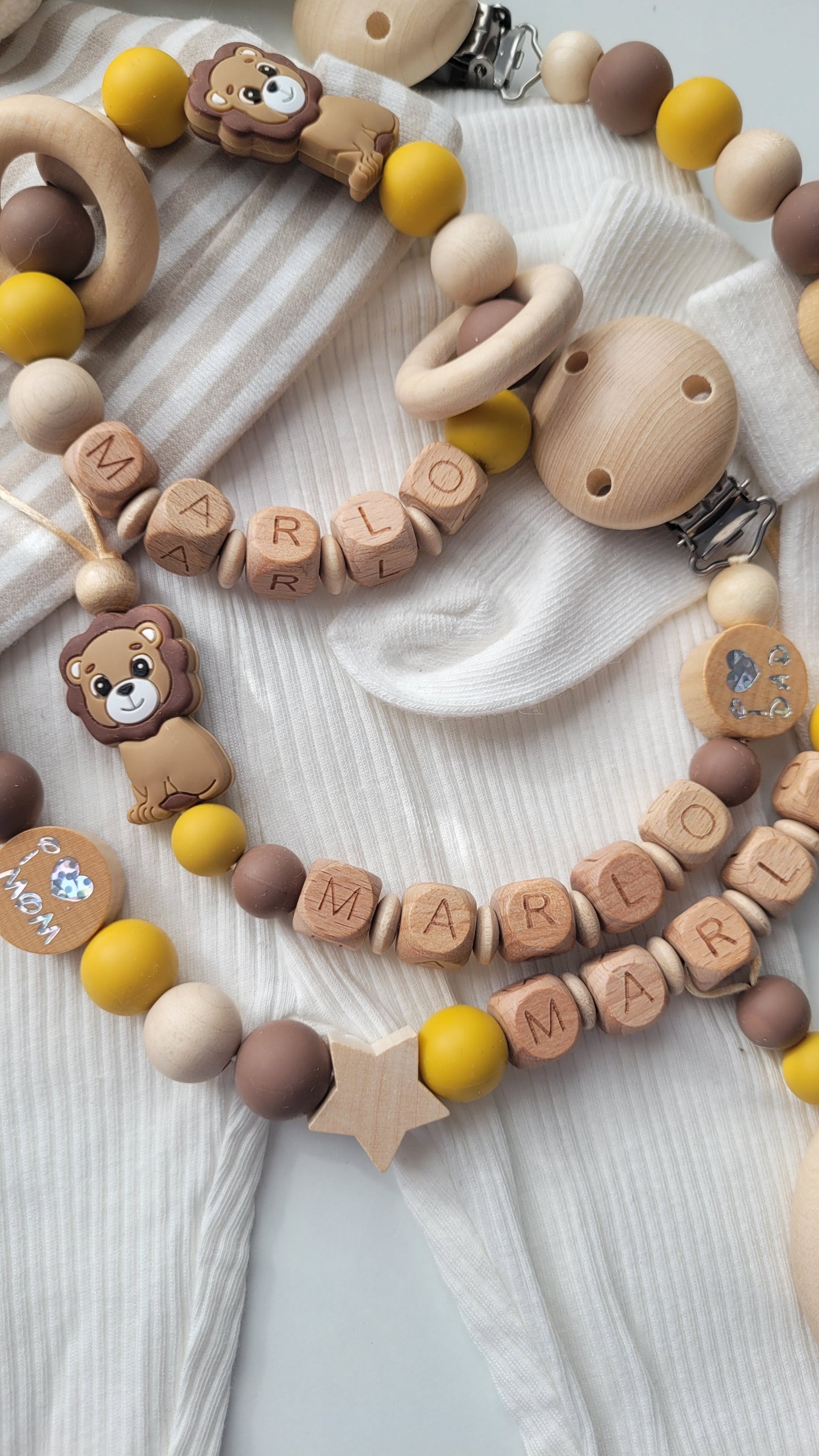 3er Set Schnullerkette Kinderwagenkette & Greifring mit Namen Löwe & i love Mom und Dad  senfgelb braun