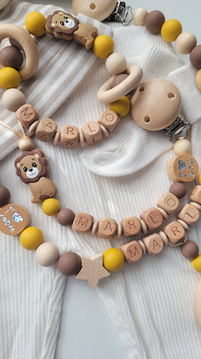 3er Set Schnullerkette Kinderwagenkette & Greifring mit Namen Löwe & i love Mom und Dad  senfgelb braun