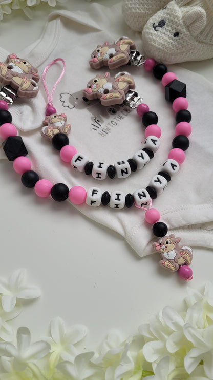 Kinderwagenkette & Schnullerkette mit Namen Hasen schwarz pink