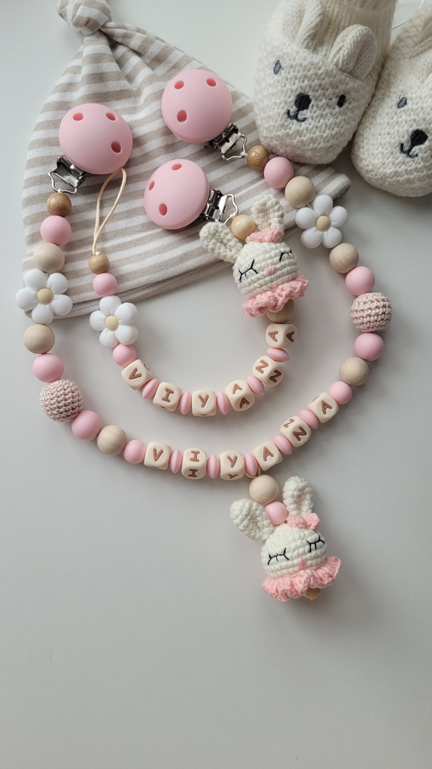 Kinderwagenkette & Schnullerkette mit Namen für Mädchen Häkelhasen & Blumen rose holz