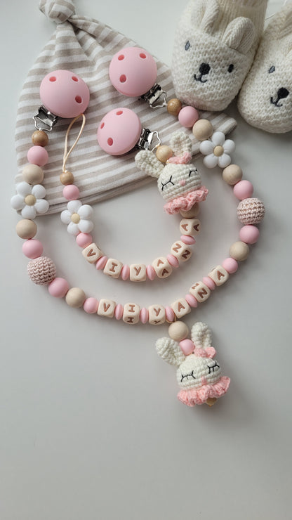 Kinderwagenkette & Schnullerkette mit Namen für Mädchen Häkelhasen & Blumen rose holz