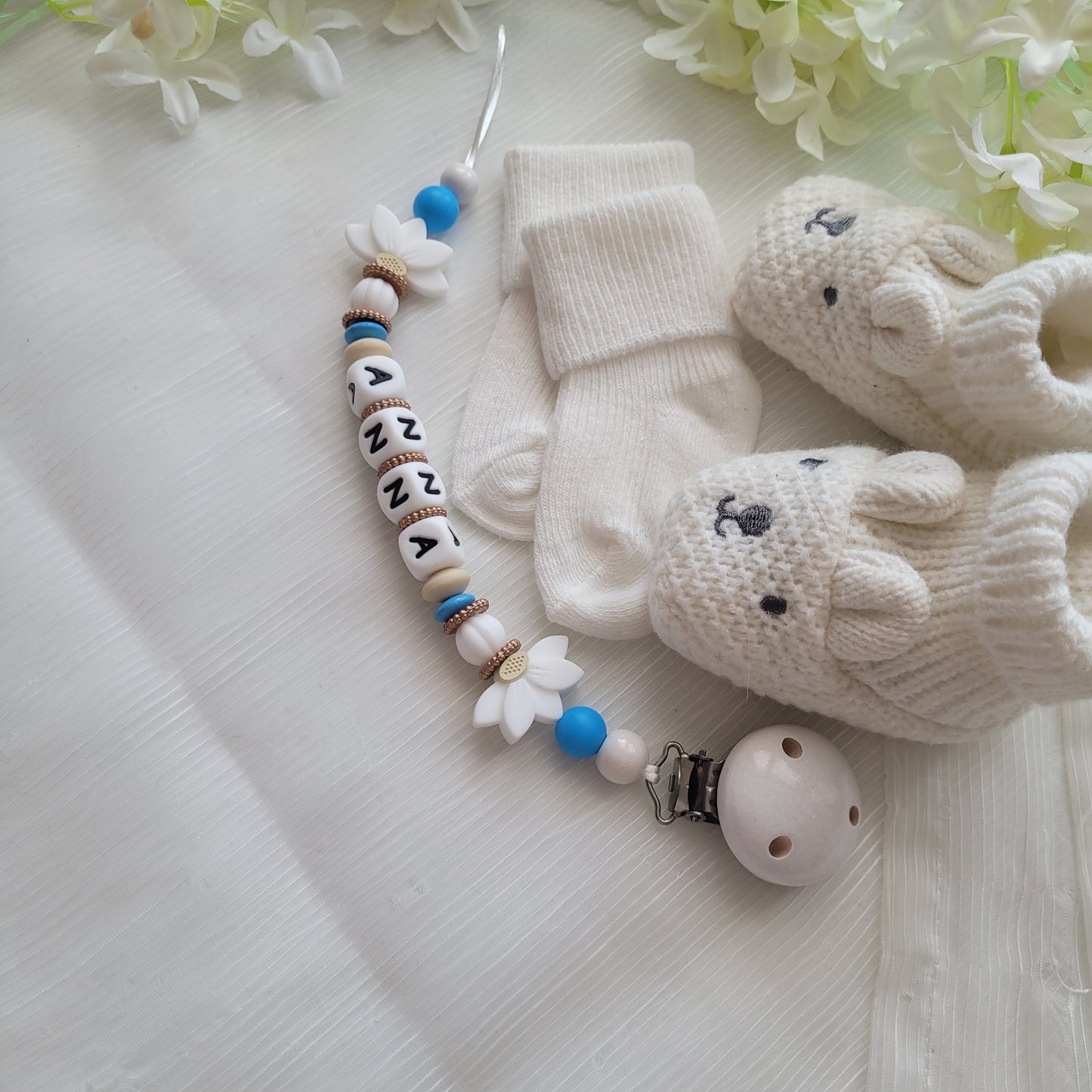 Schnullerkette mit Namen für Mädchen Blumen Creme blau weiss