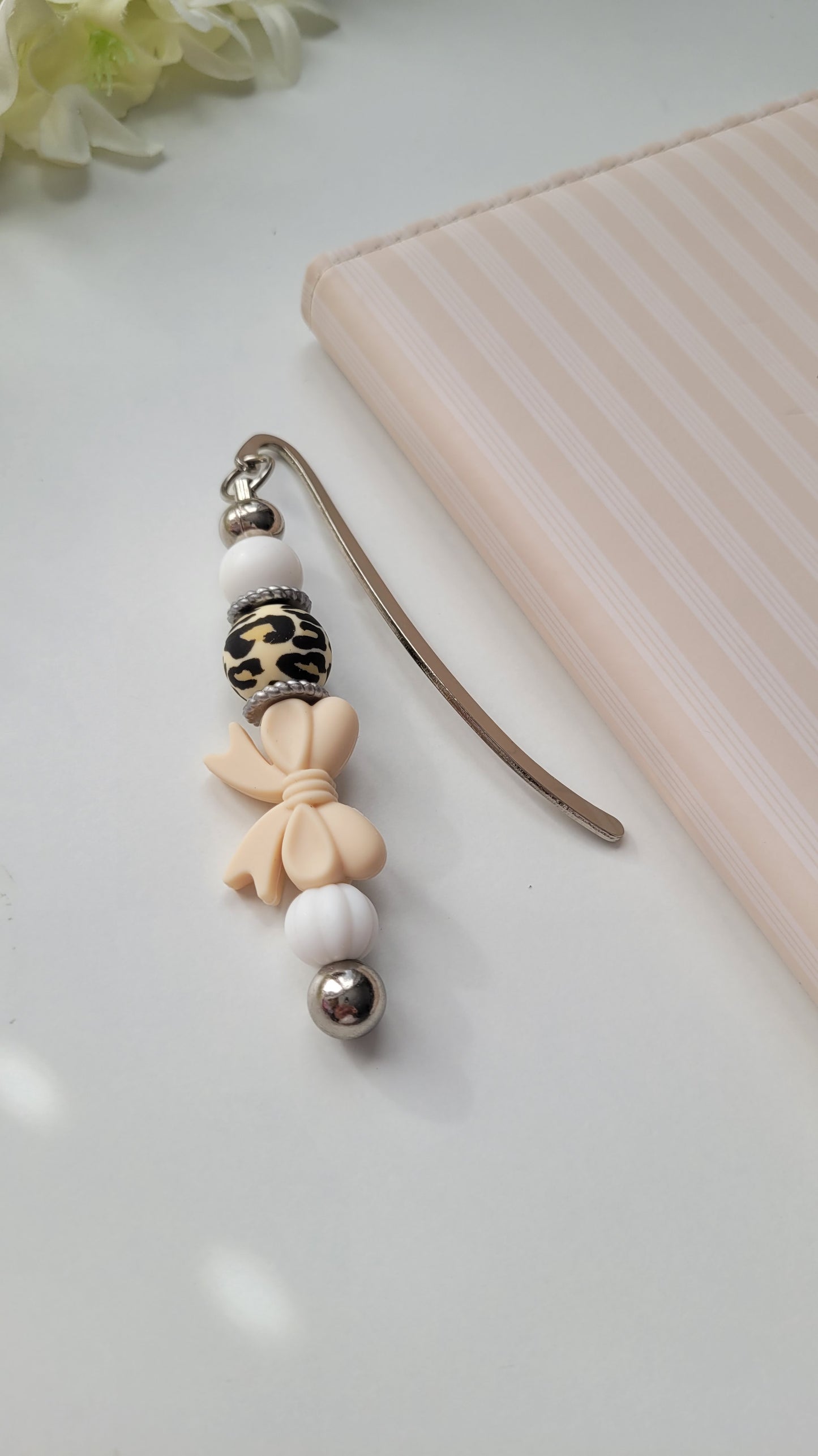 Lesezeichen Schleife leo weiss beige