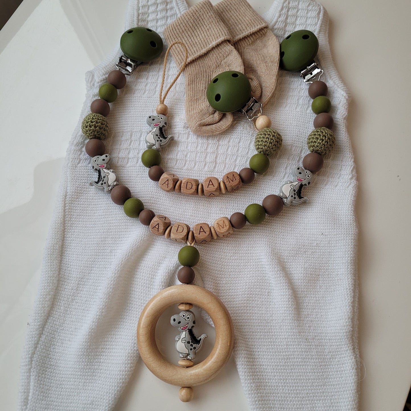 Kinderwagenkette & Schnullerkette mit Namen Dino grün holz braun