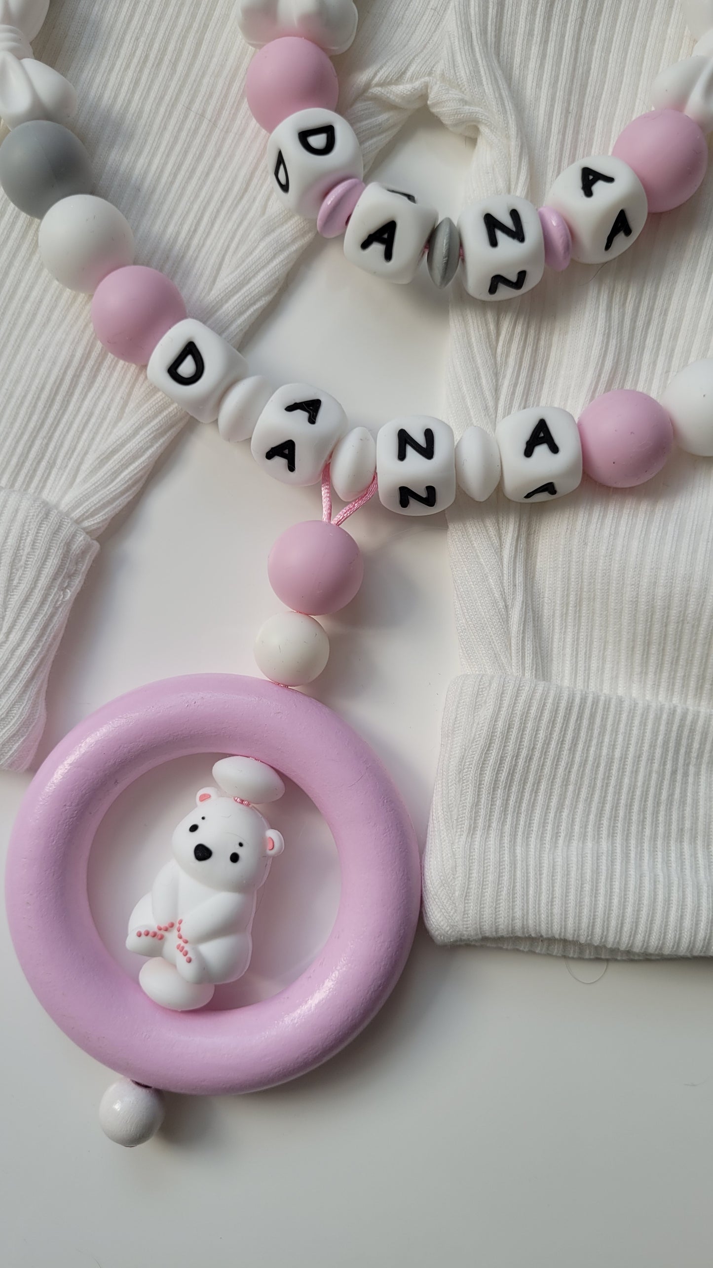 Kinderwagenkette & Schnullerkette mit Namen Eisbärchen grau rosa weiss