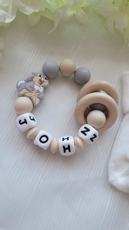 3tlg.Set Schnullerkette Kinderwagenkette & Beissring mit Namen Hase beige grau