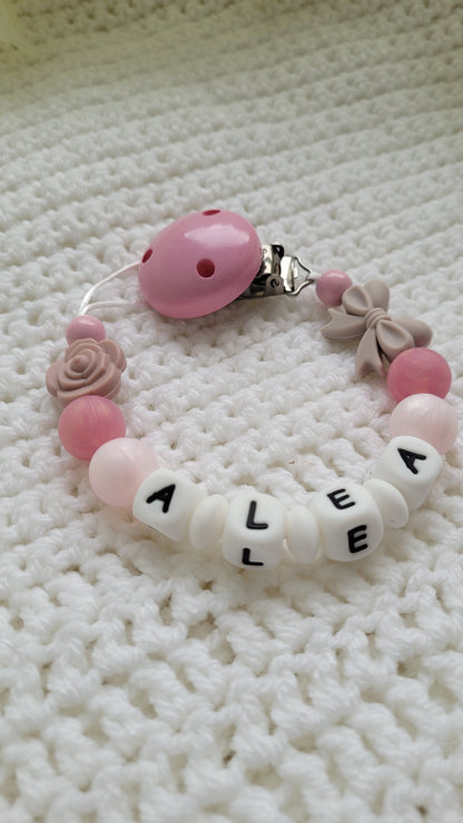 Schnullerkette mit Namen für Mädchen Blume rosegold perlmutt