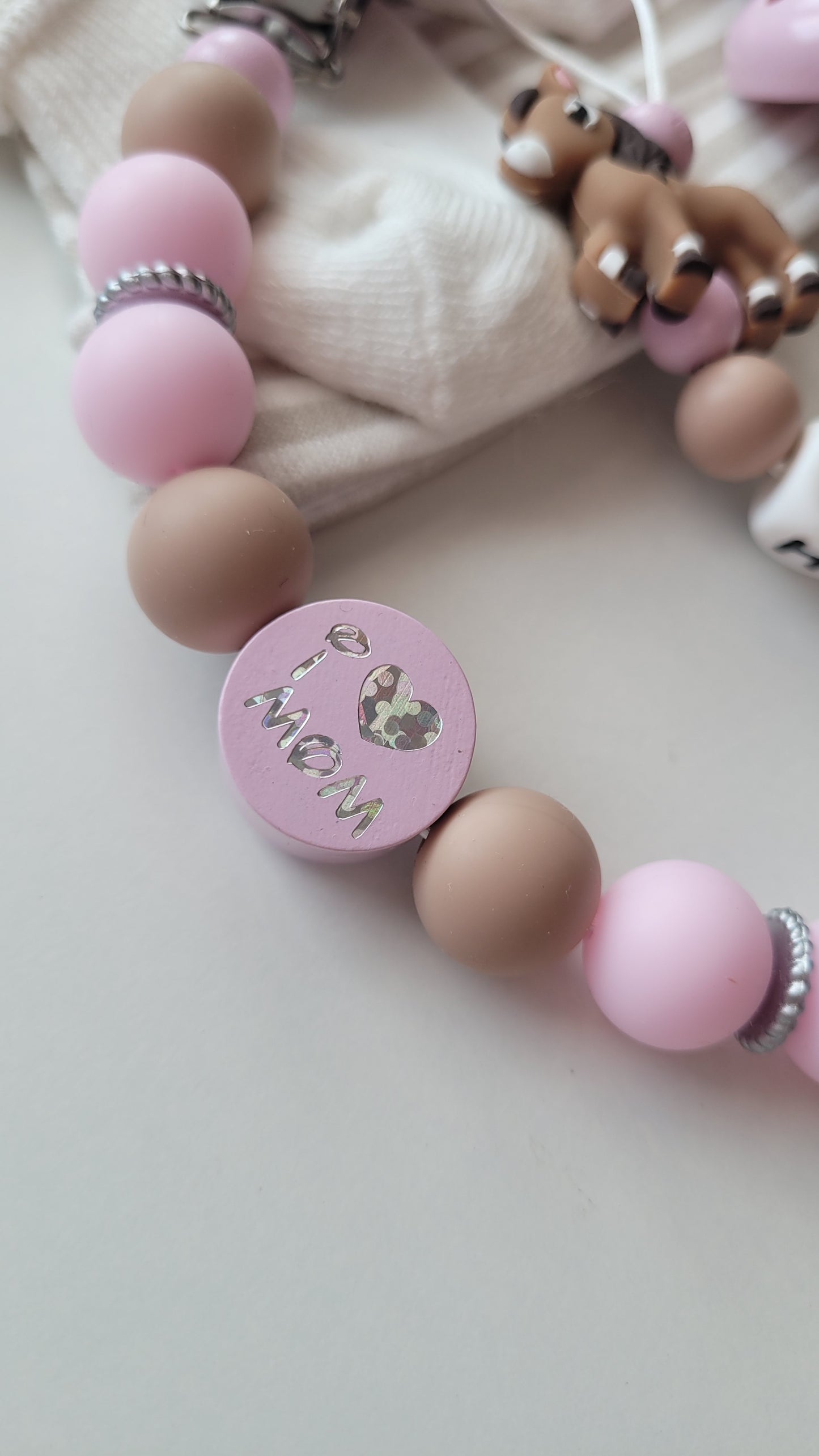 Kinderwagenkette & Schnullerkette mit Namen Pferd & i love Mom und Dad rosa weiss