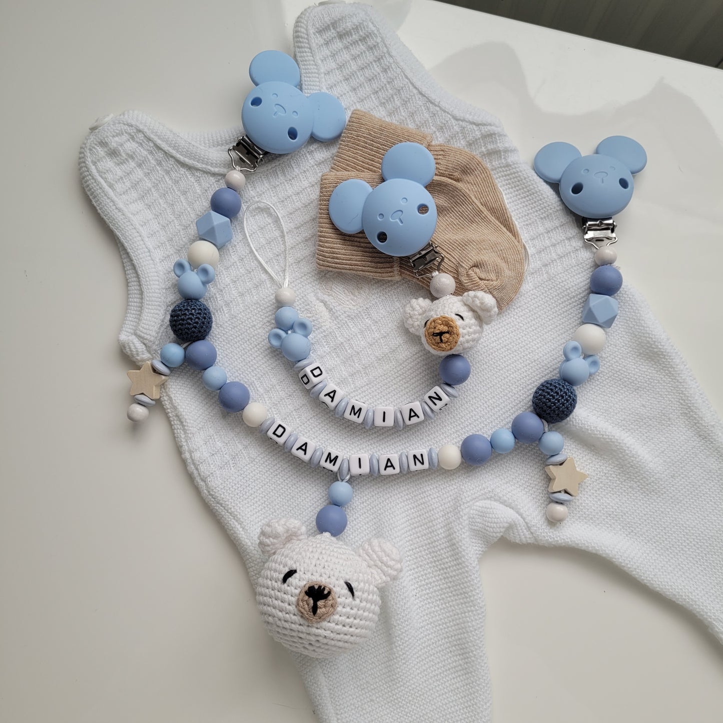 Kinderwagenkette & Schnullerkette mit Namen Teddy und Maus weiss blau