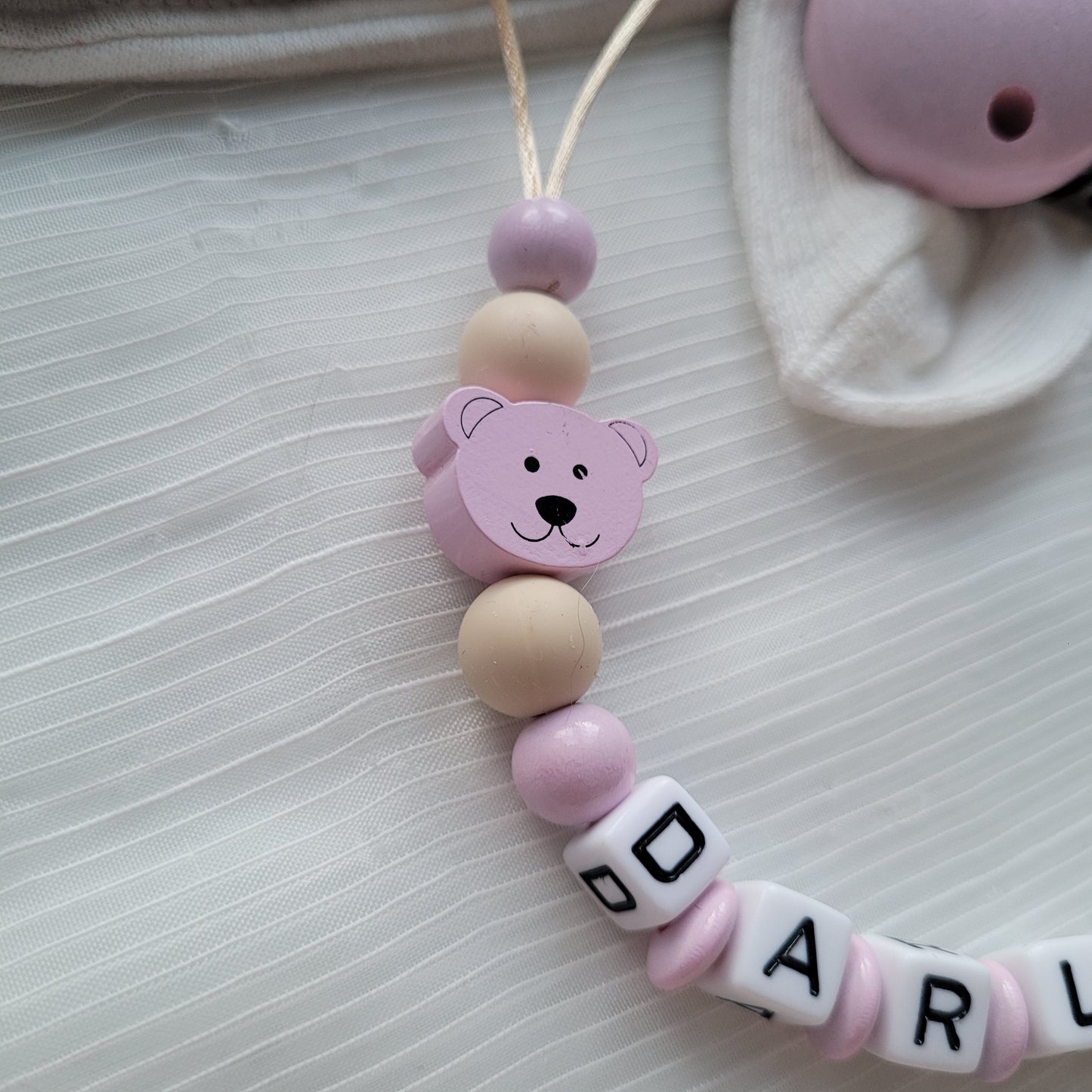 Schnullerkette mit Namen für Mädchen Herz & Teddy rosa beige