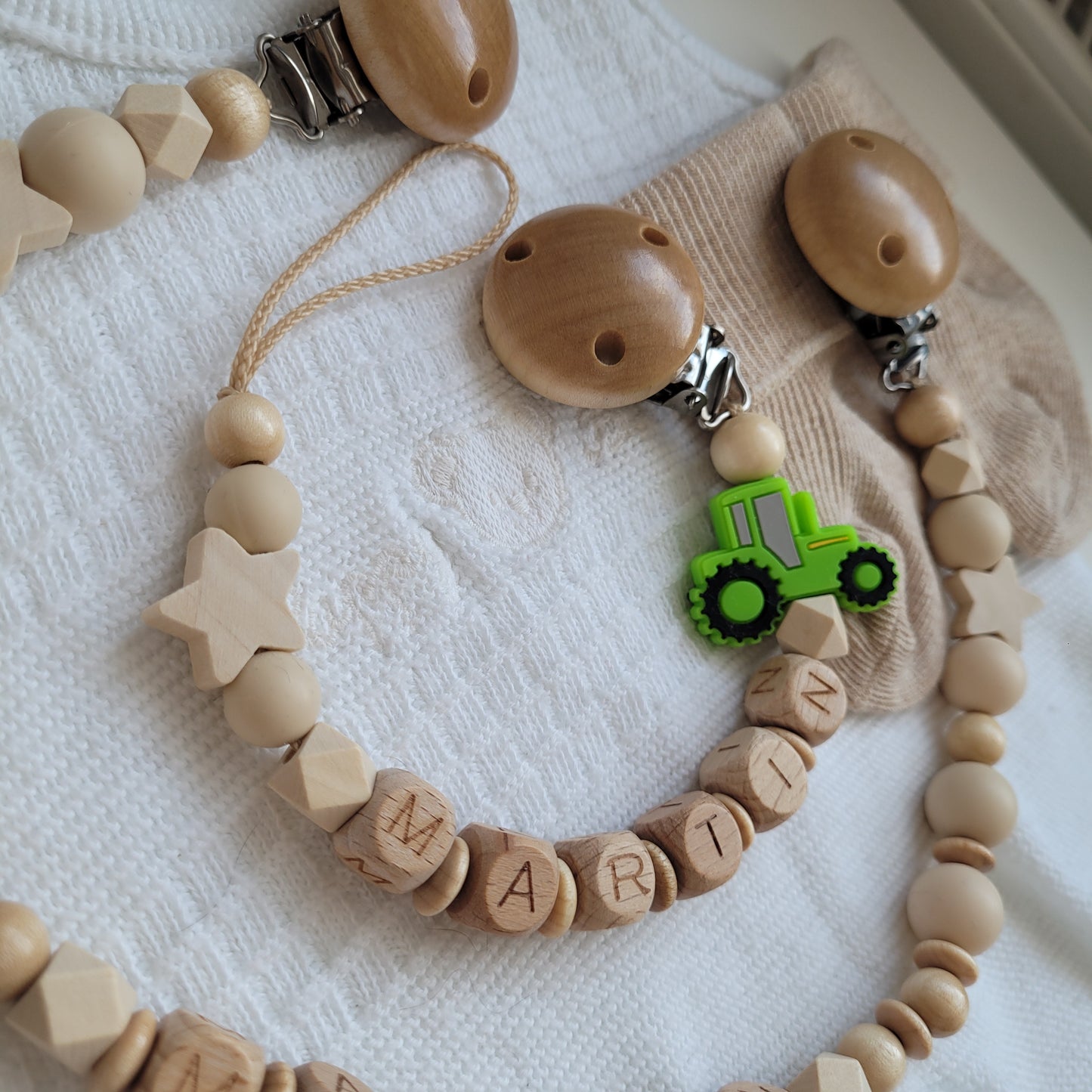 Kinderwagenkette & Schnullerkette mit Namen Traktor grün holz