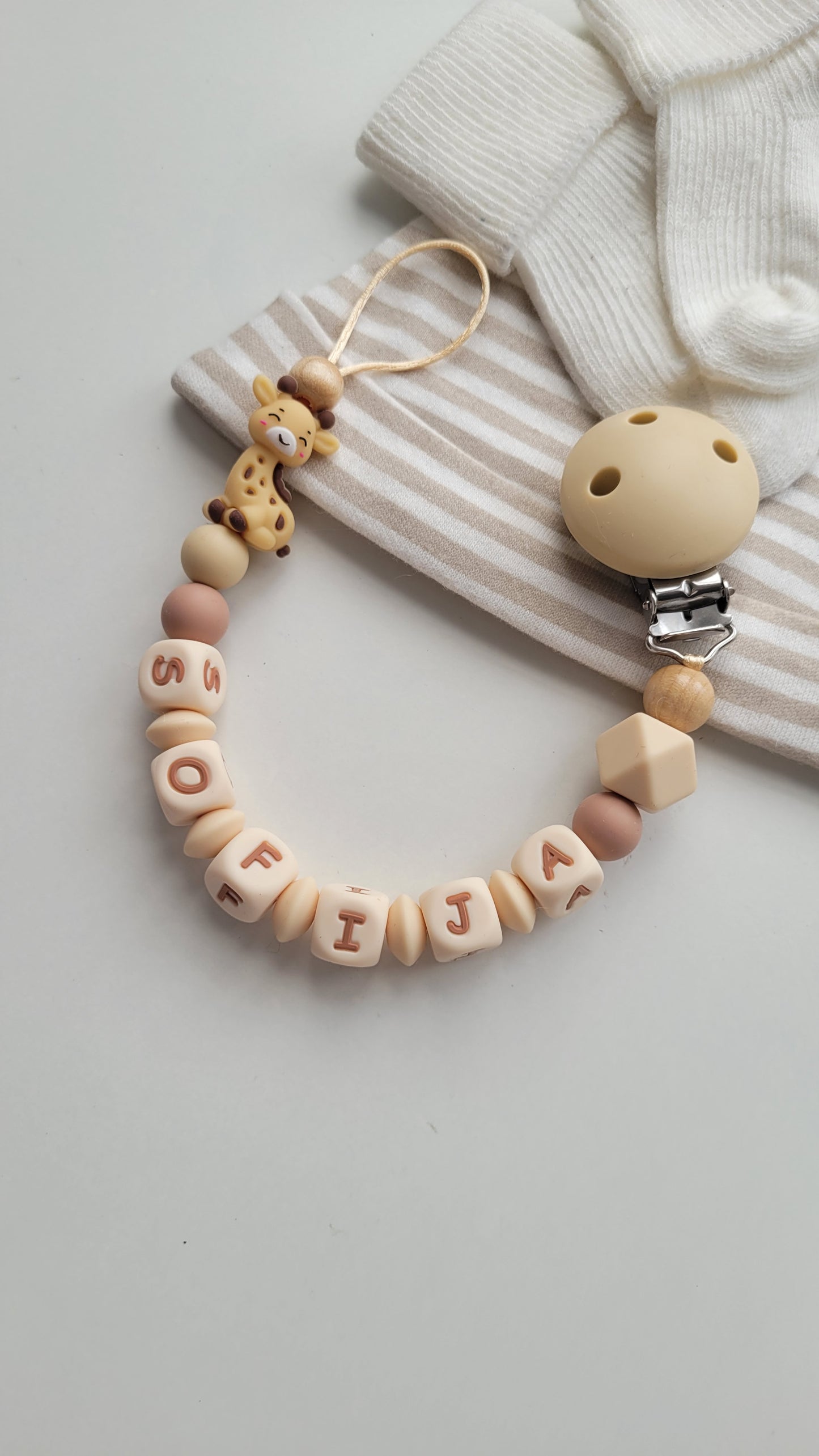 Kinderwagenkette & Schnullerkette mit Namen Giraffen beige braun